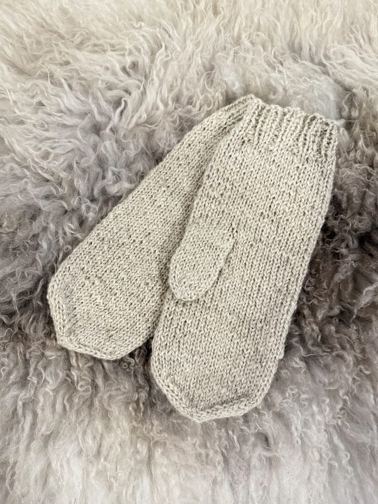 Käsinkehrätystä langasta kudotut lapaset, koko M
